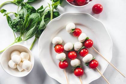 9 ks Jednohubky na špejli (Capresse, Salám, Ovoce) + Pepsi + Frisco +Ledová káva + ovoce