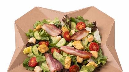 Salad with chicken and bacon