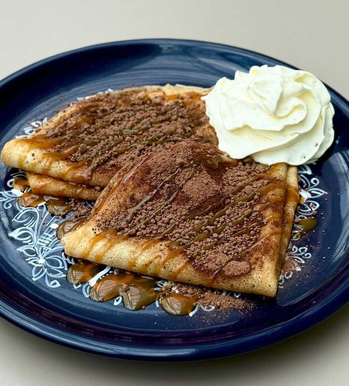 Palacinky s nutelou, šľahačkou a topingom