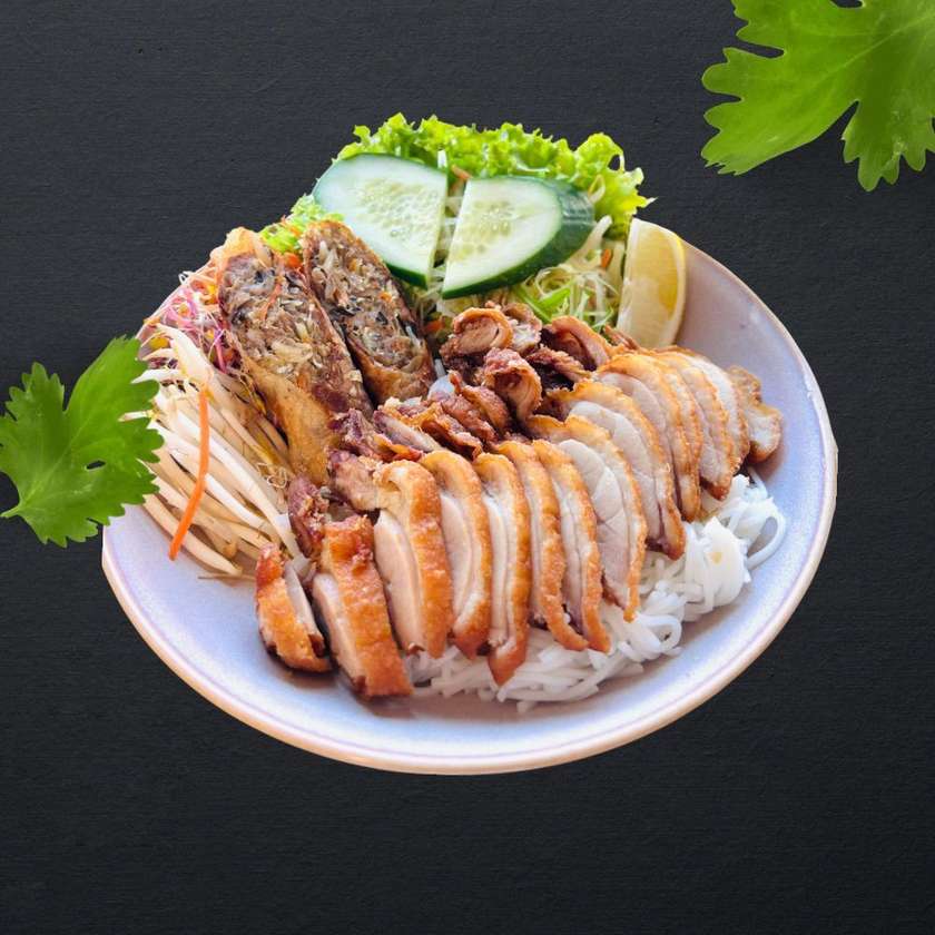 Makaron ryżowy z grillowaną kaczką