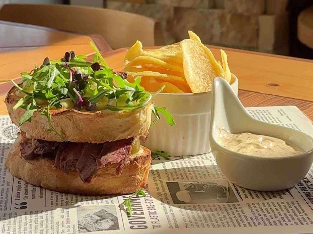 Bistecca di fianco con pane tostate