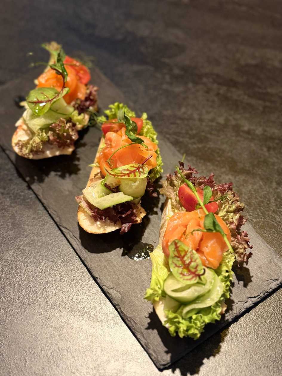 Брускети з лососем