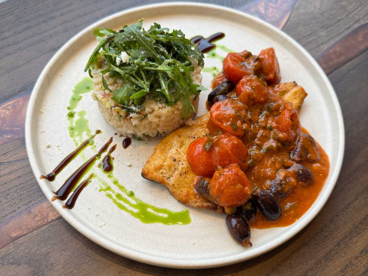 Păstrăv cu orez jasmine și sos mediteranean