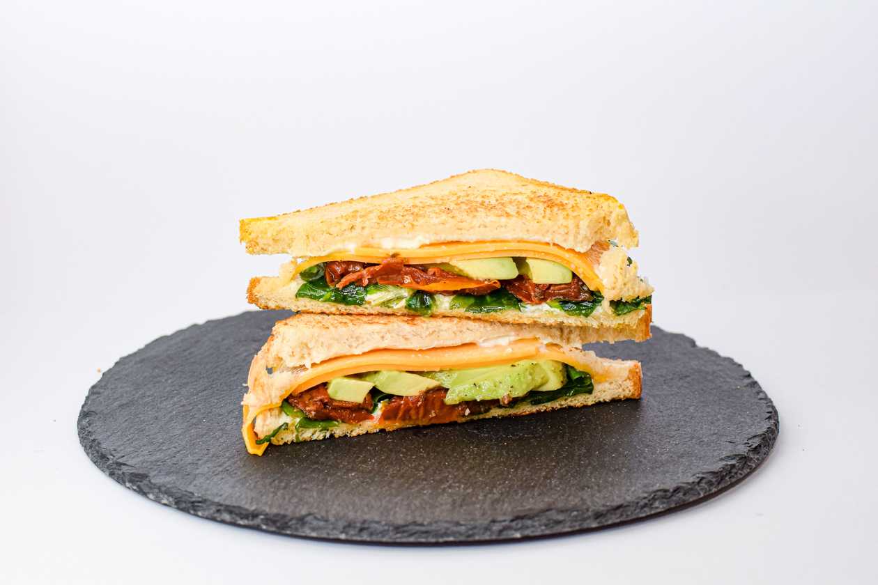 Avocado grilled cheese sendvič
