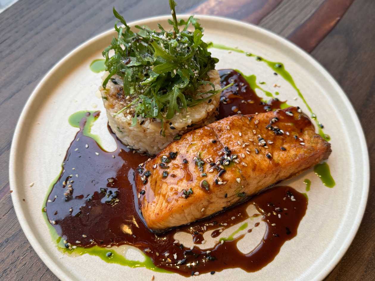 Somon pe Plită cu Sos Teriyaki Orez Jasmine Semințe de Susan, Ulei de Susan, Ceapă Verde/chives