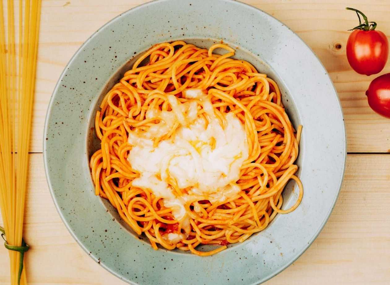 Homemade spaghetti with tomato sauce and mozzarella 350 g