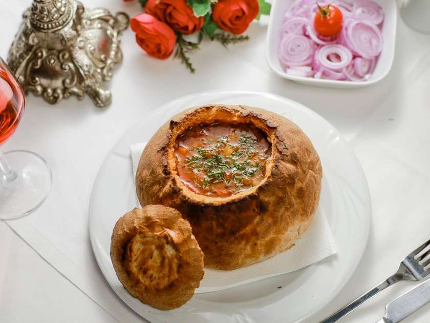 Ciorba de fasole cu afumatura in paine