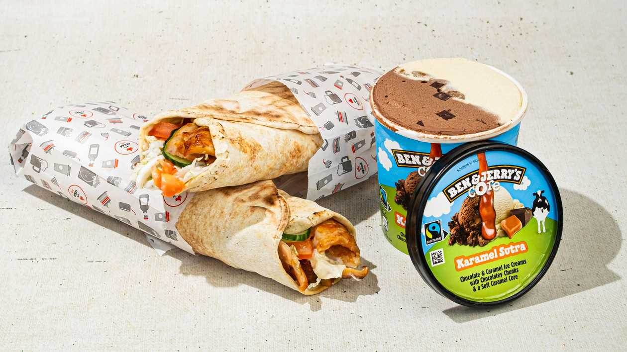 2 vidutiniai tradiciniai kebabai su vištiena ir česnakiniu padažu ir B&J ledų dėžutė desertui