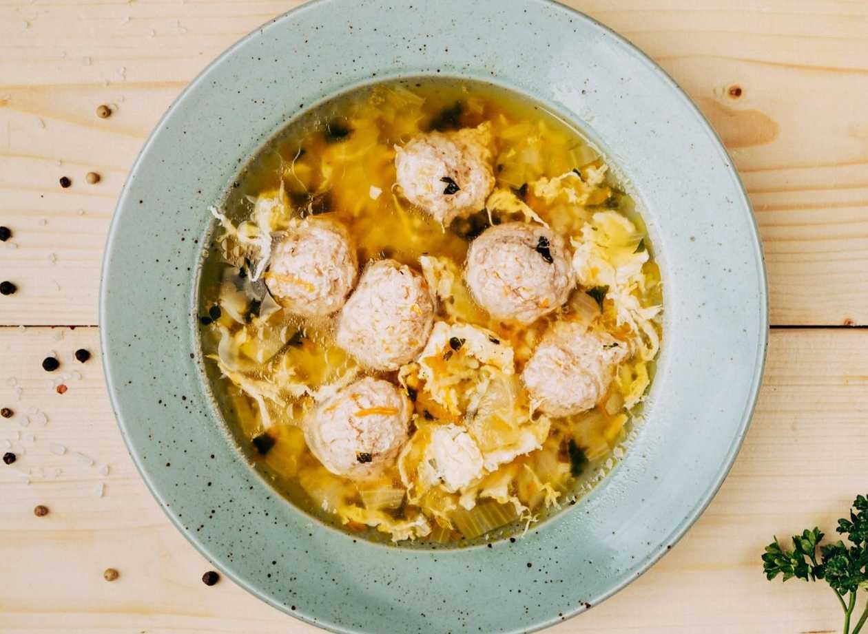 Polévka s masovými kuličkami a s rýží + Domácí pečivo