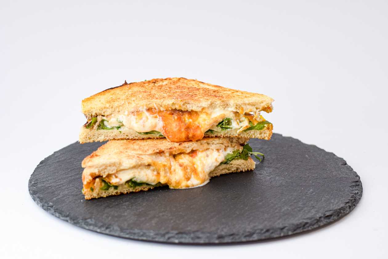 Cherry burratta sendvič