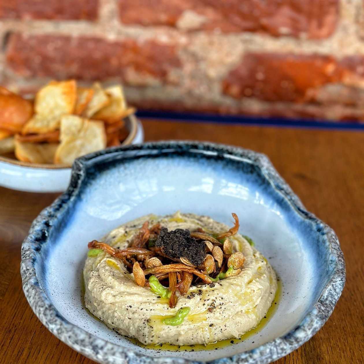 Humus cu mix de ciuperci marinate și lipie