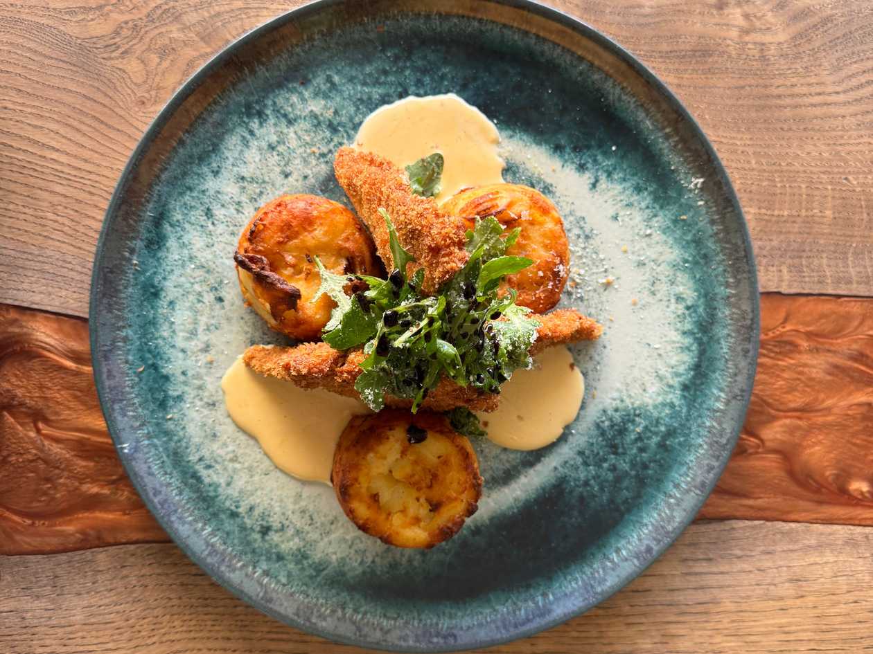 Șnițel de Curcan cu Medalion de Cartofi Deep Fried si Sos de Brânzeturi