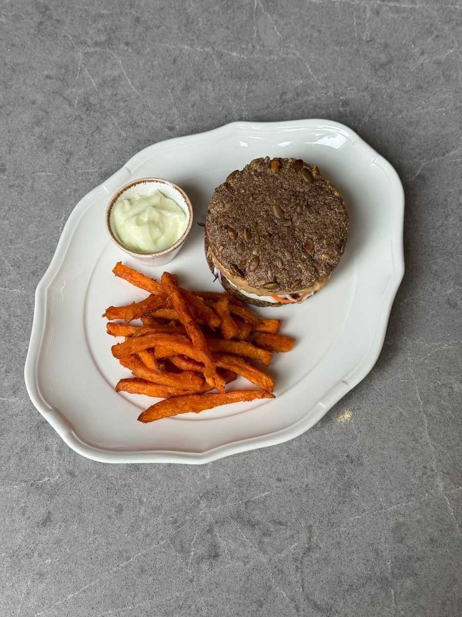 Веган бургер з бататом фрі