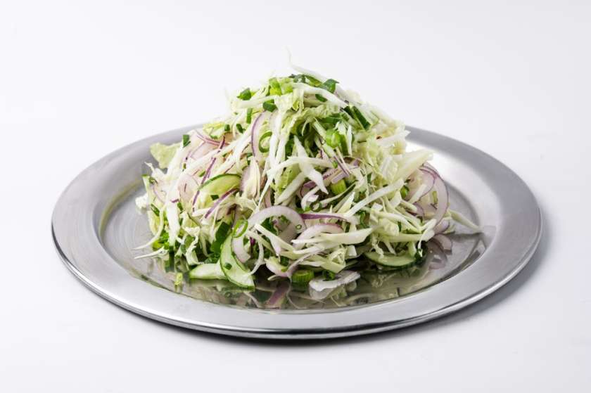 Świeża sałatka z kapusty z ziołami.