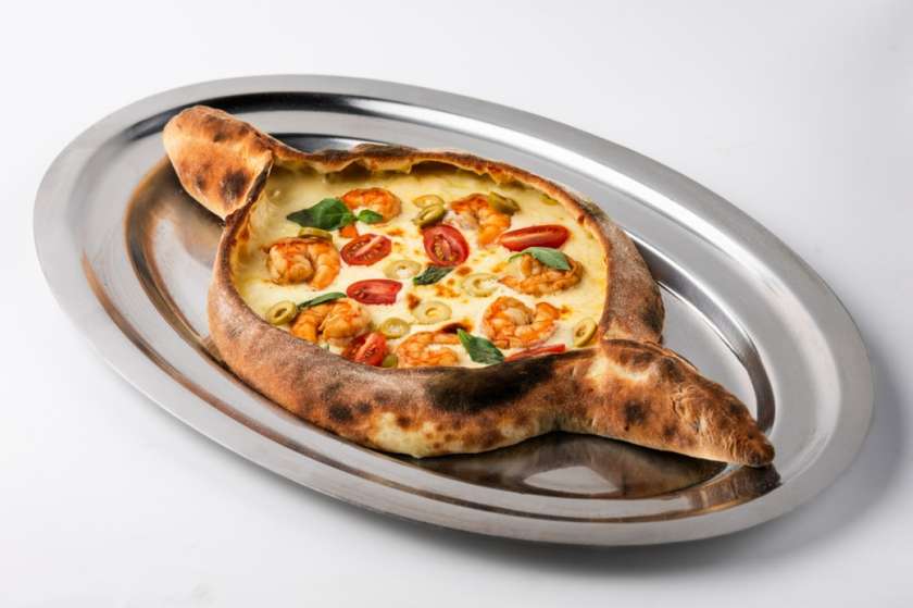 Chaczapuri-pizza z krewetką tygrysią