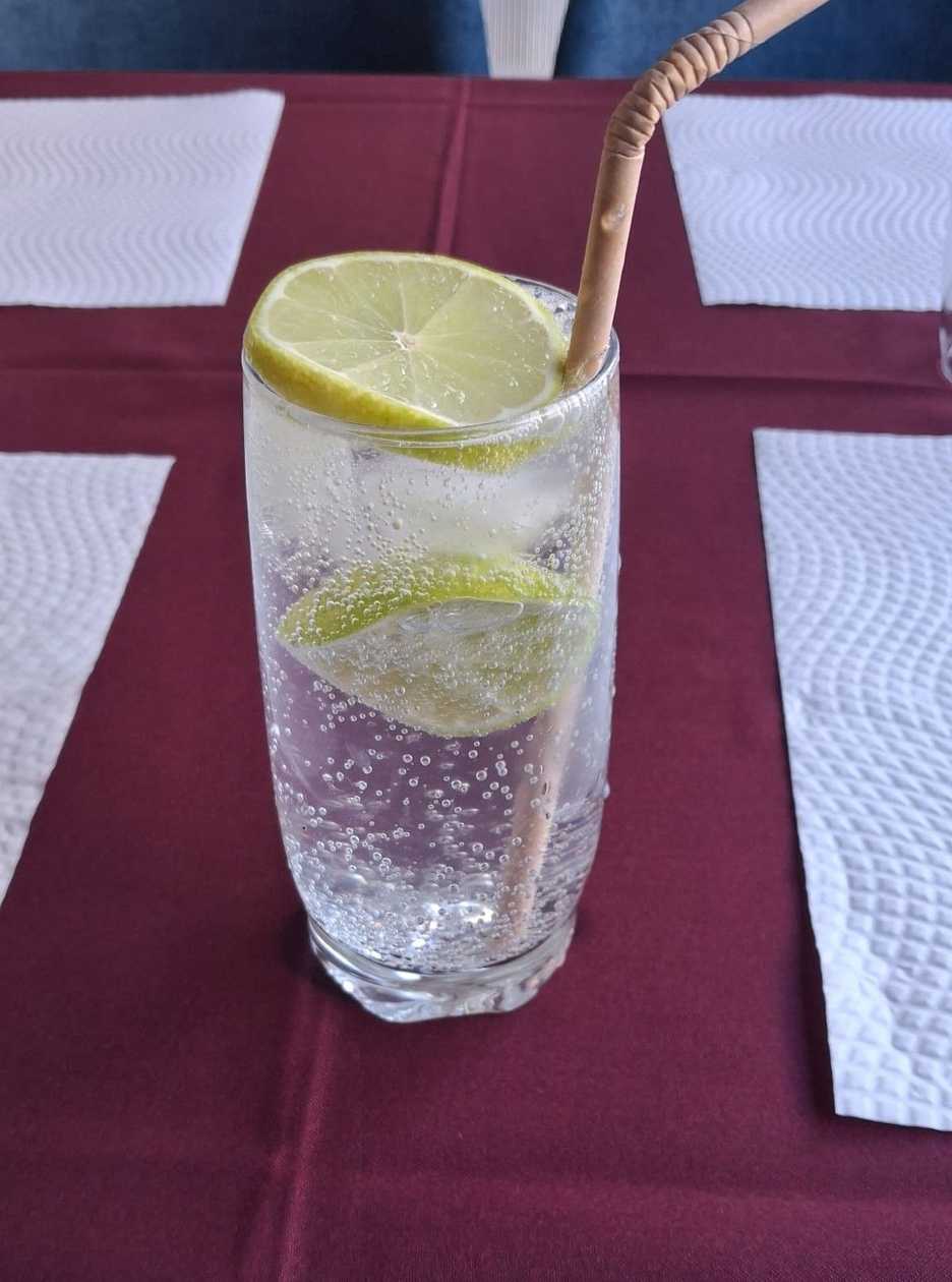 136. Neembo paani (água com limão) (50cl)