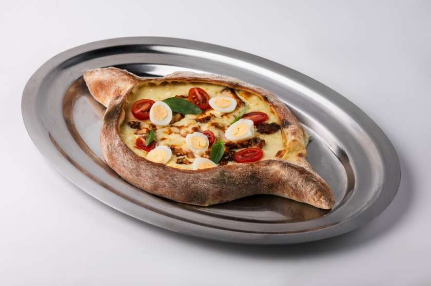 Chaczapuri-pizza “Cezar”