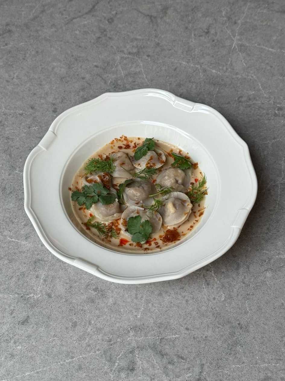 Пельмені в ніжному соусі з білої квасолі