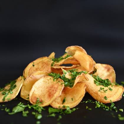 Chips din cartofi proaspeti cu usturoi si verdeata
