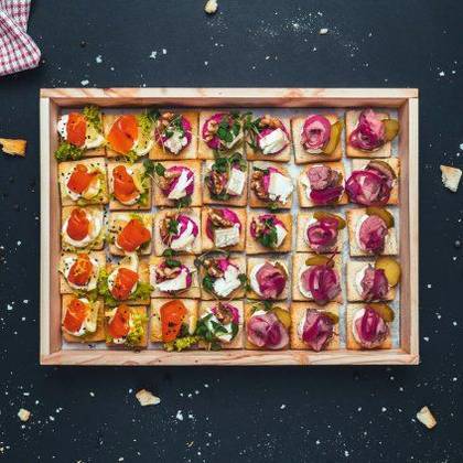 4ks Kanapky na špejli ( MIX salám + zelenina) + RELAX nápoj v plechu