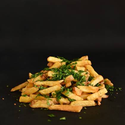 Cartofi proaspeti prajiti cu usturoi si verdeata