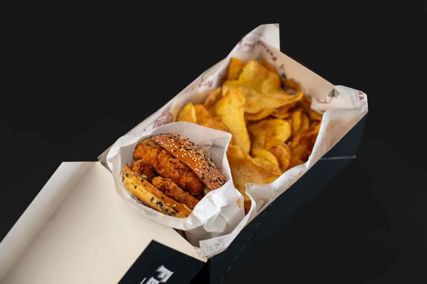 Combo Chicken Sandwich, cu cartofi si bautura racoritoare