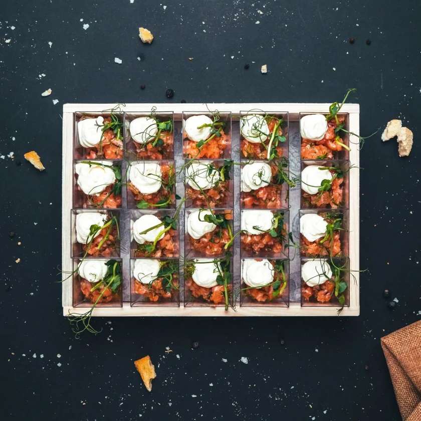 4 ks Kanapky na špejli ( Uzený losos + mozzarella + cherry rajče) +miska hroznové víno+ Relax nápoj