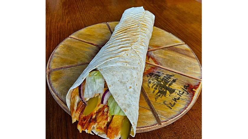 8- TORTILLA KRAFT KEBAB KURCZAK [EXTRA - z hummusem i serem]