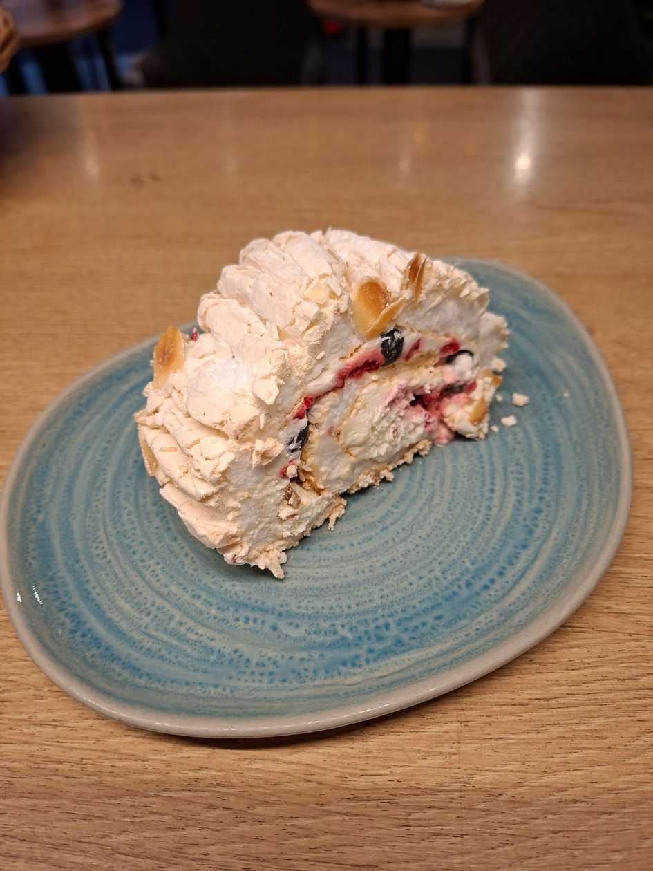 Merengue with whipped cream and berries