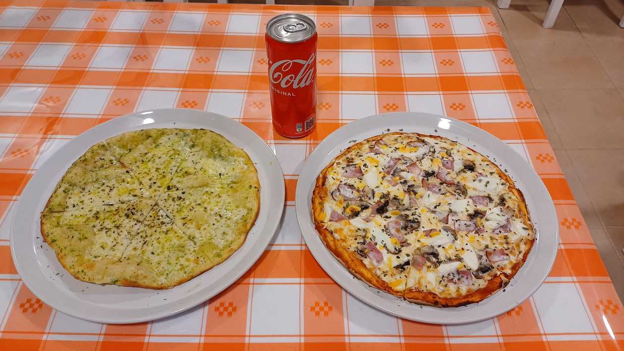 Menu individual ( 1 pizza pequena + refrigerante 0,33 cl + Pão com queijo e alho)