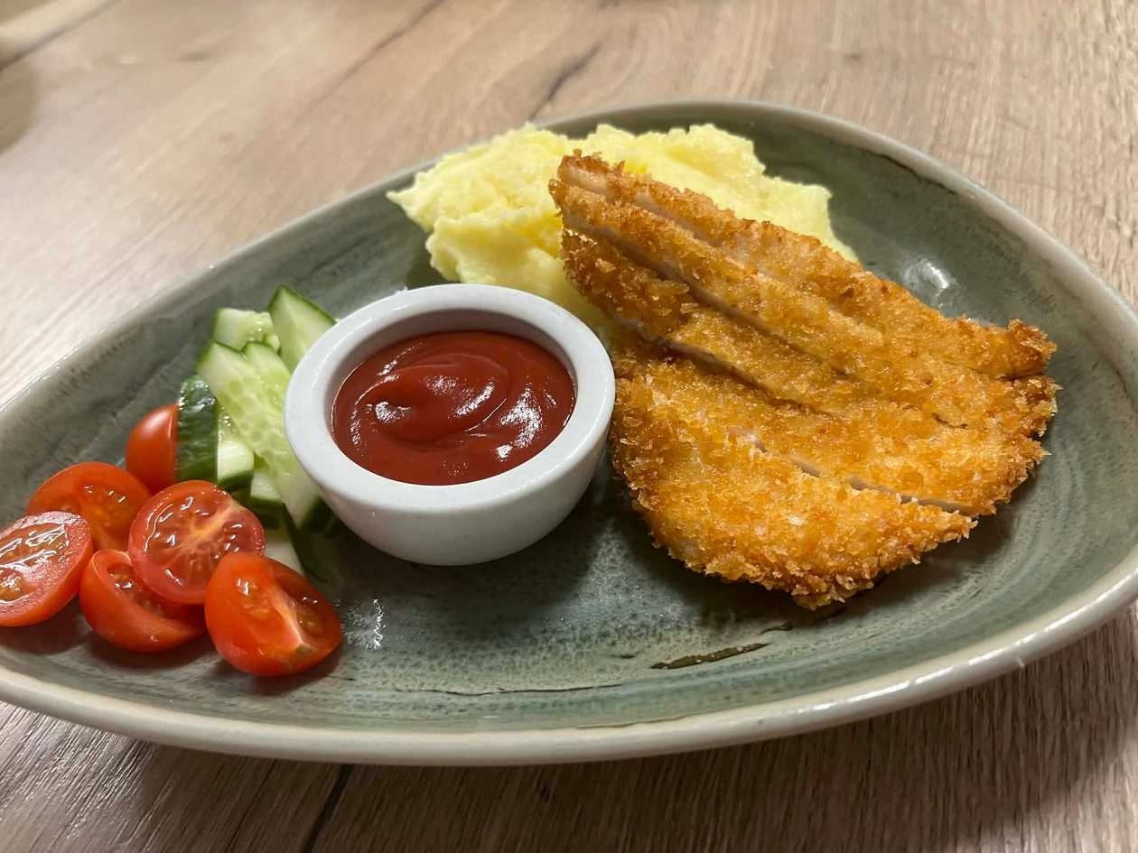 Crispy Chicken with Mashed Potatoes and Ketchup
