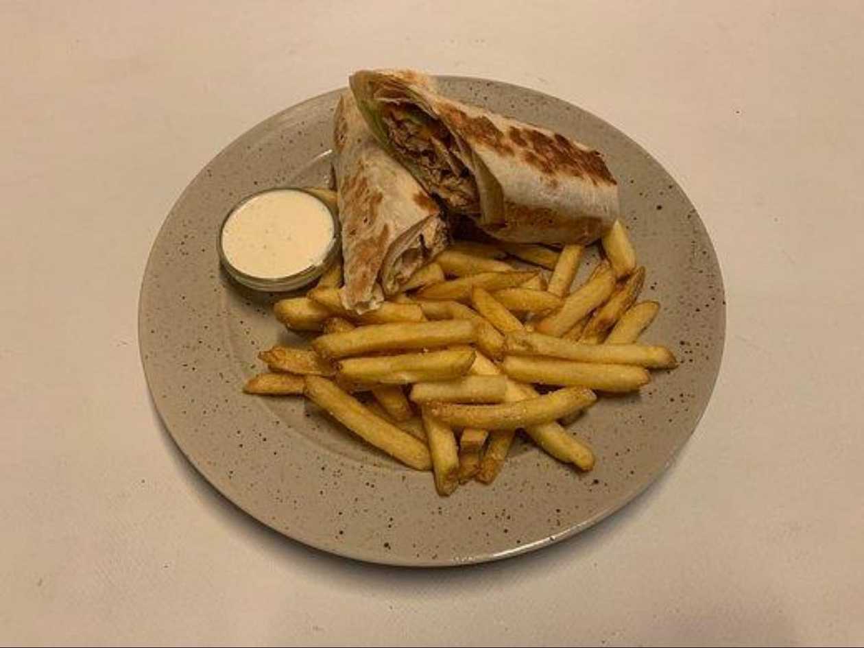 3) Fresh Chicken Wrap, hranolky a dresink