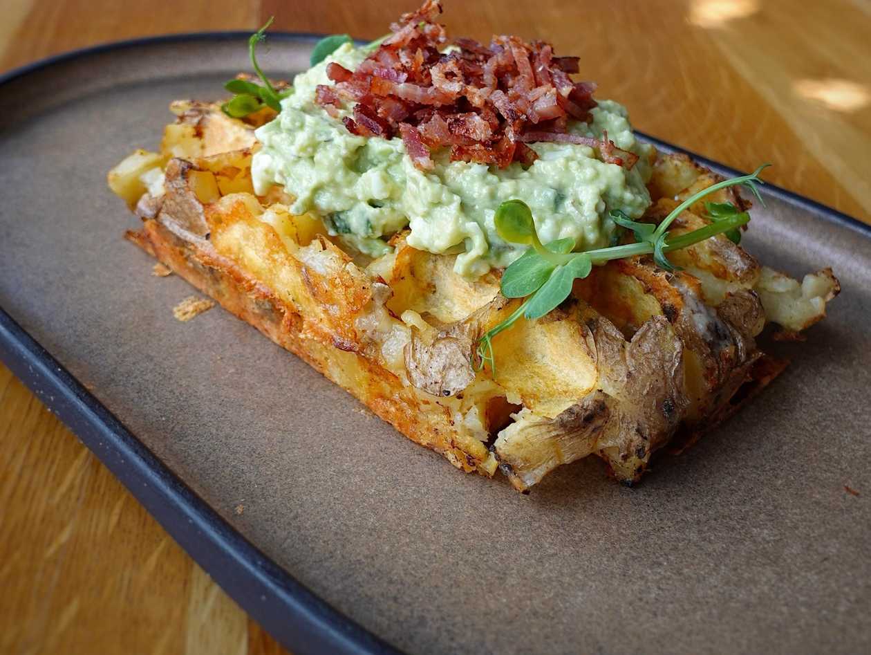 Waffle de cartofi cu cremă de avocado și ou