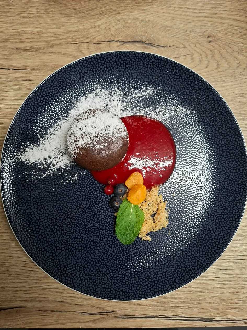 Warm chocolate cake with raspberry sauce