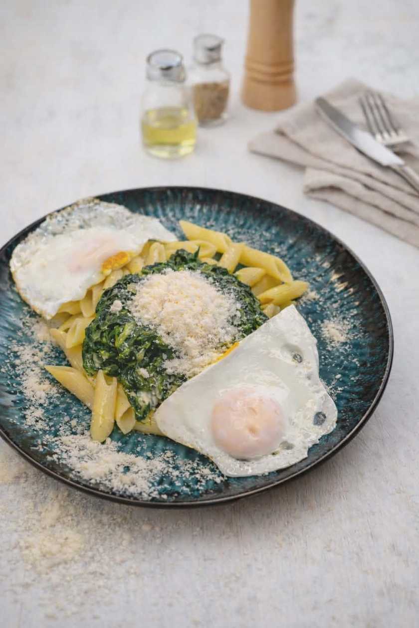 Akce - Penne se špenátem, 2 ks sázeným vejcem a Parmazánem