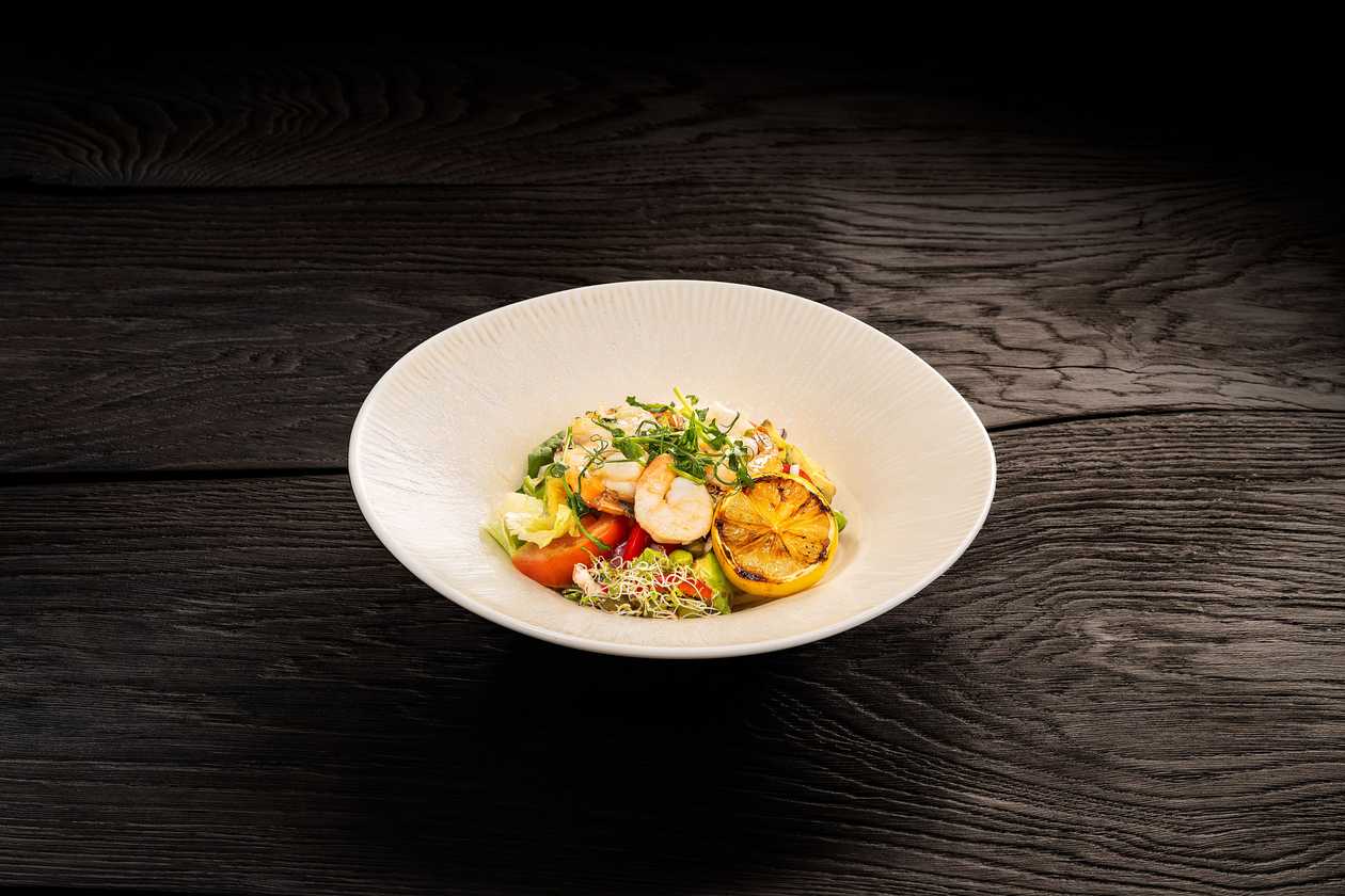 Royal prawn salad with avocado