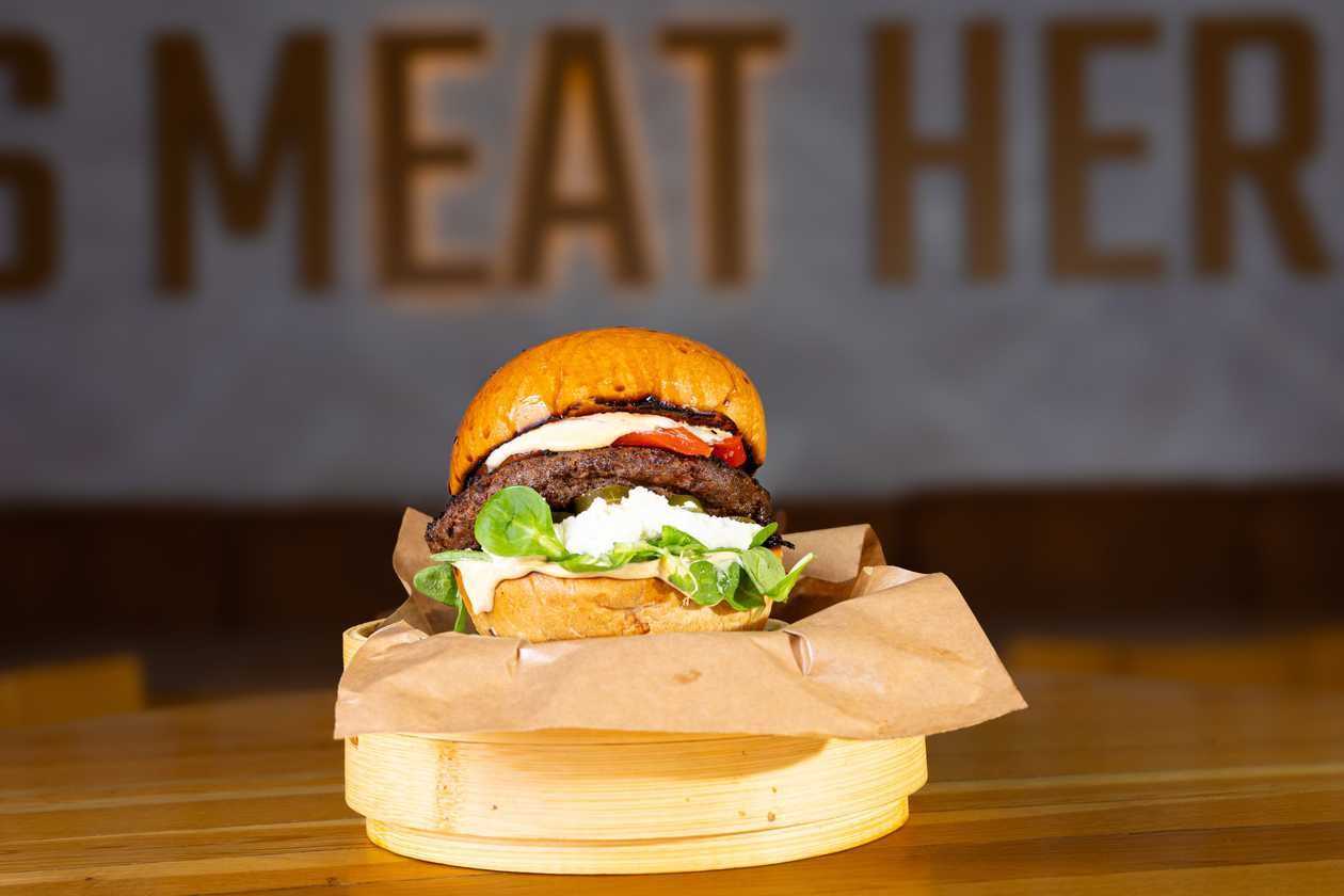 Burger cu Brânză de Capră