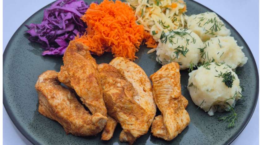 Polędwiczki pieczone z puree i surówkami