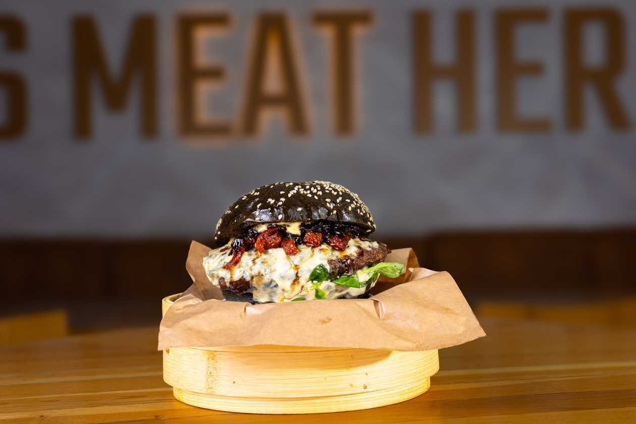 Burger cu brânză albastră