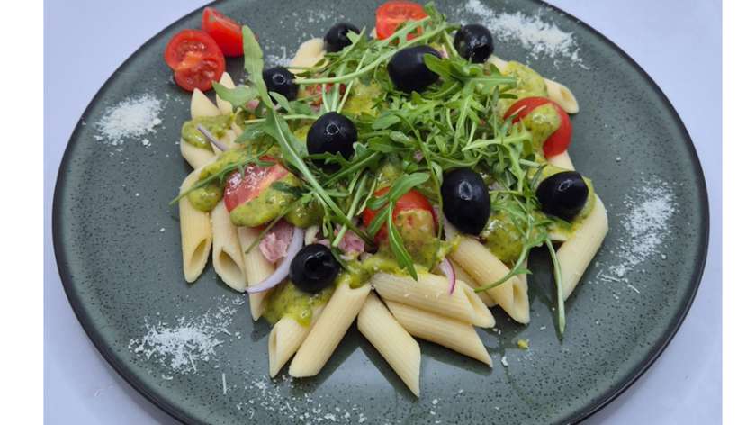 Sałatka makaronowa z tuńczykiem, oliwkami i pomidorkami cherry