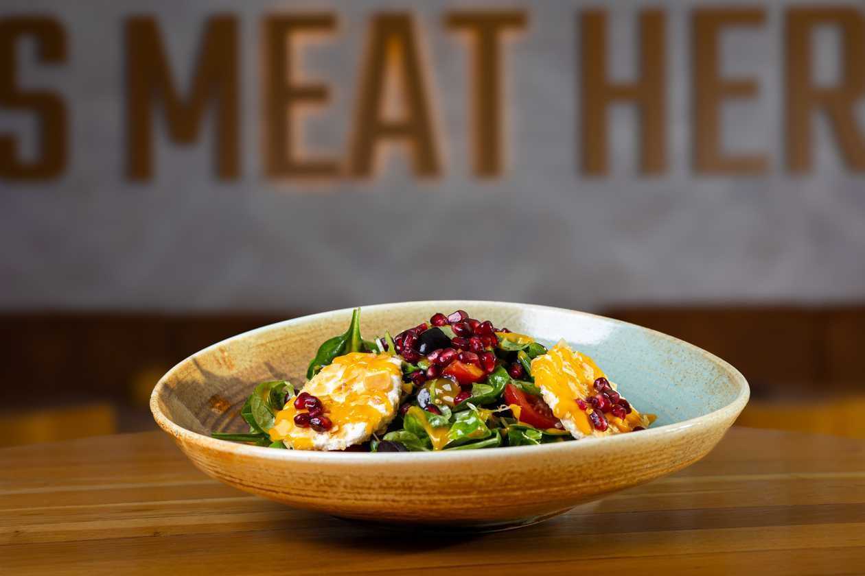 Salată cu brânză de capră