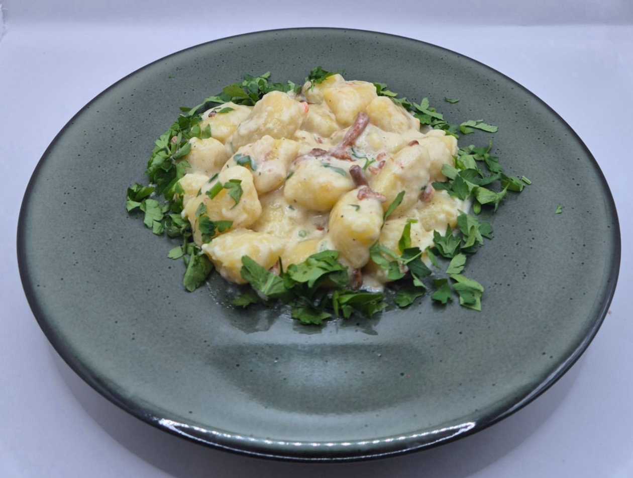 Kopytka w sosie kurkowym z bukietem surówek