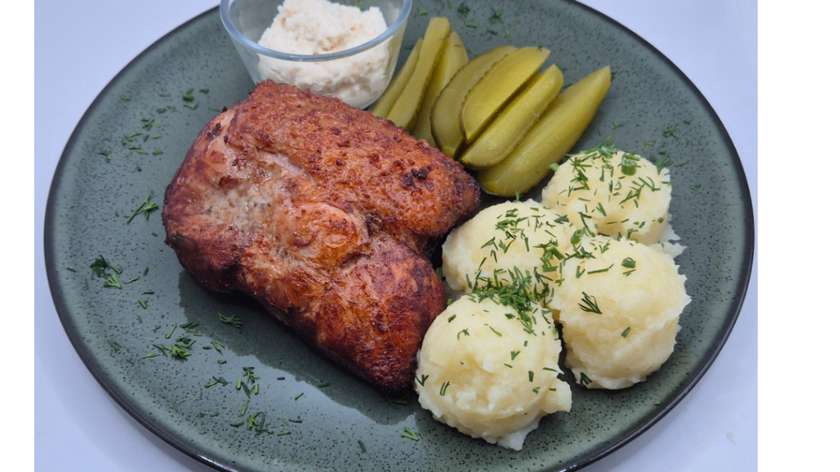 Golonka luzowania podawana puree ziemniaczanym i ogórkiem kiszonym