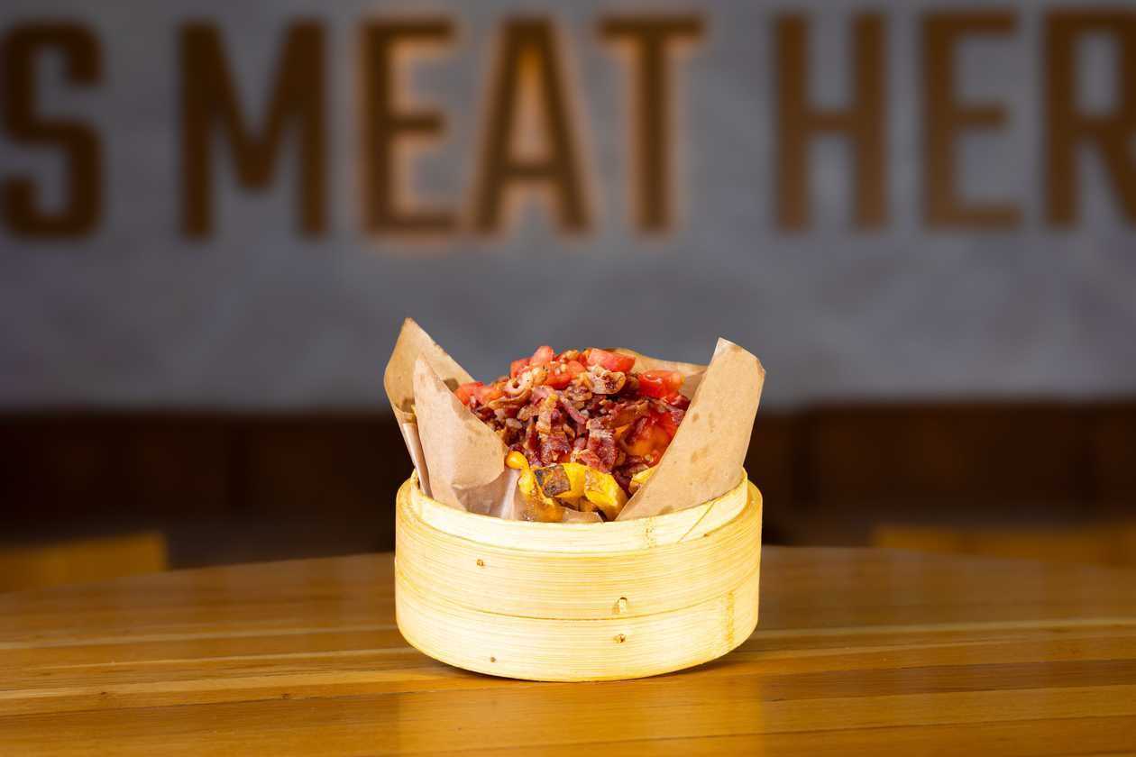 Cartofi cu bacon, roșii și cheddar