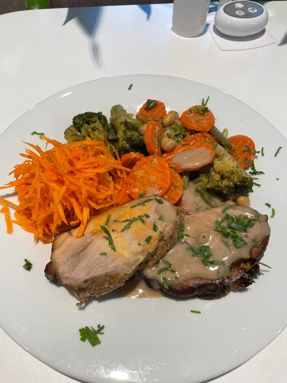 Cūkgaļas pleca cepetis brūkleņu un sarkanvīna glazūrā