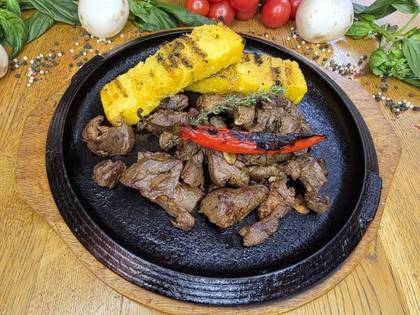 Pastrama la plita incinsa cu mamaliguta