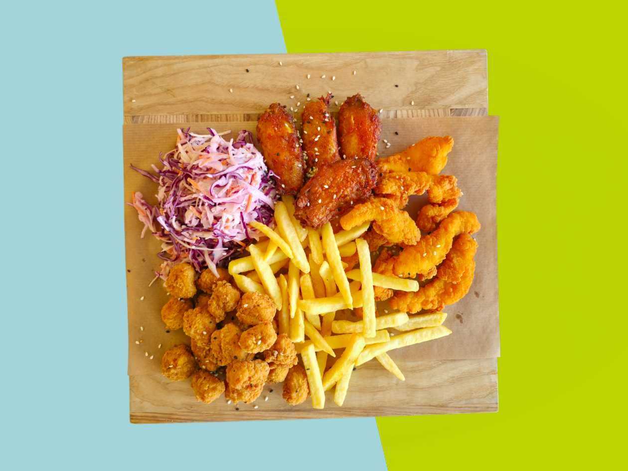 Vištienos rinkinys su gruzdintomis bulvytėmis ir coleslaw salotomis