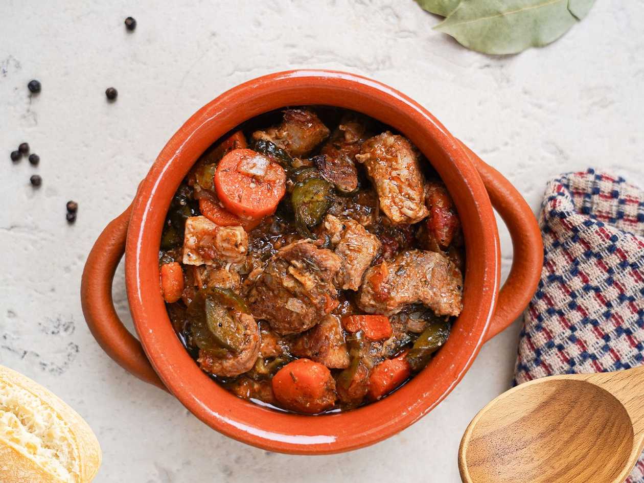 Tocăniță oltenească de porc și castraveți murați