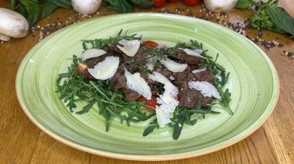 Tagliata con rucola e parmigiano
