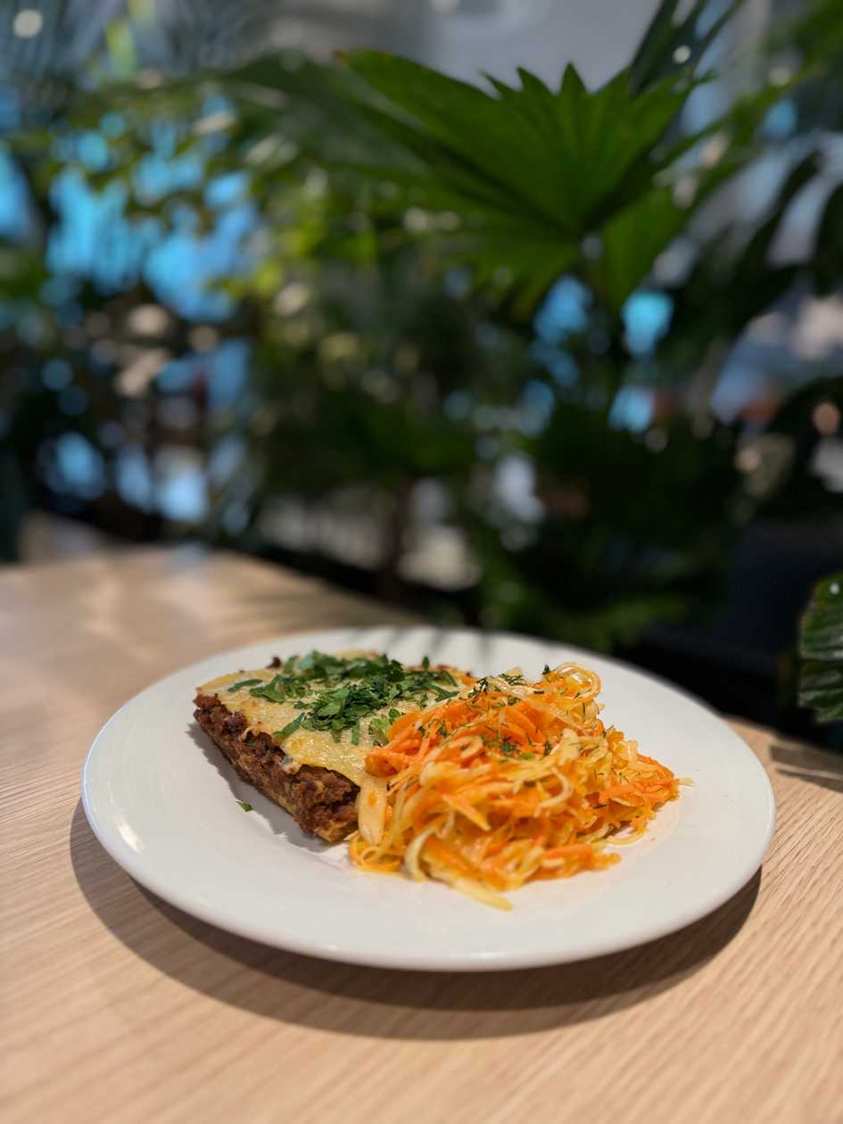 Liellopa maltās gaļas sacepums ar kartupeļiem, baklažānu, tomātiem un sieru